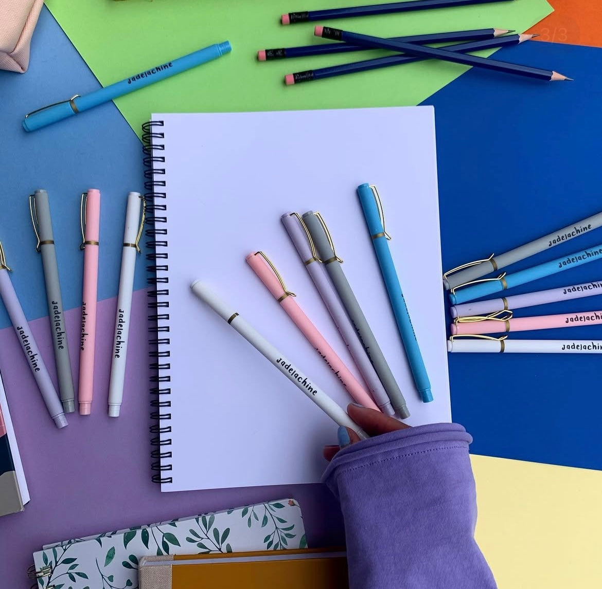 ILS SONT DE RETOUR ! Les fameux stylos JADE LACHINE sont enfin disponibles et c'est un retour que plusieurs d'entre-vous attendaient avec impatience! Pointes fines, encre noir, ils sont parfaits pour prendre des notes ou faire des petits dessins tout fins !

